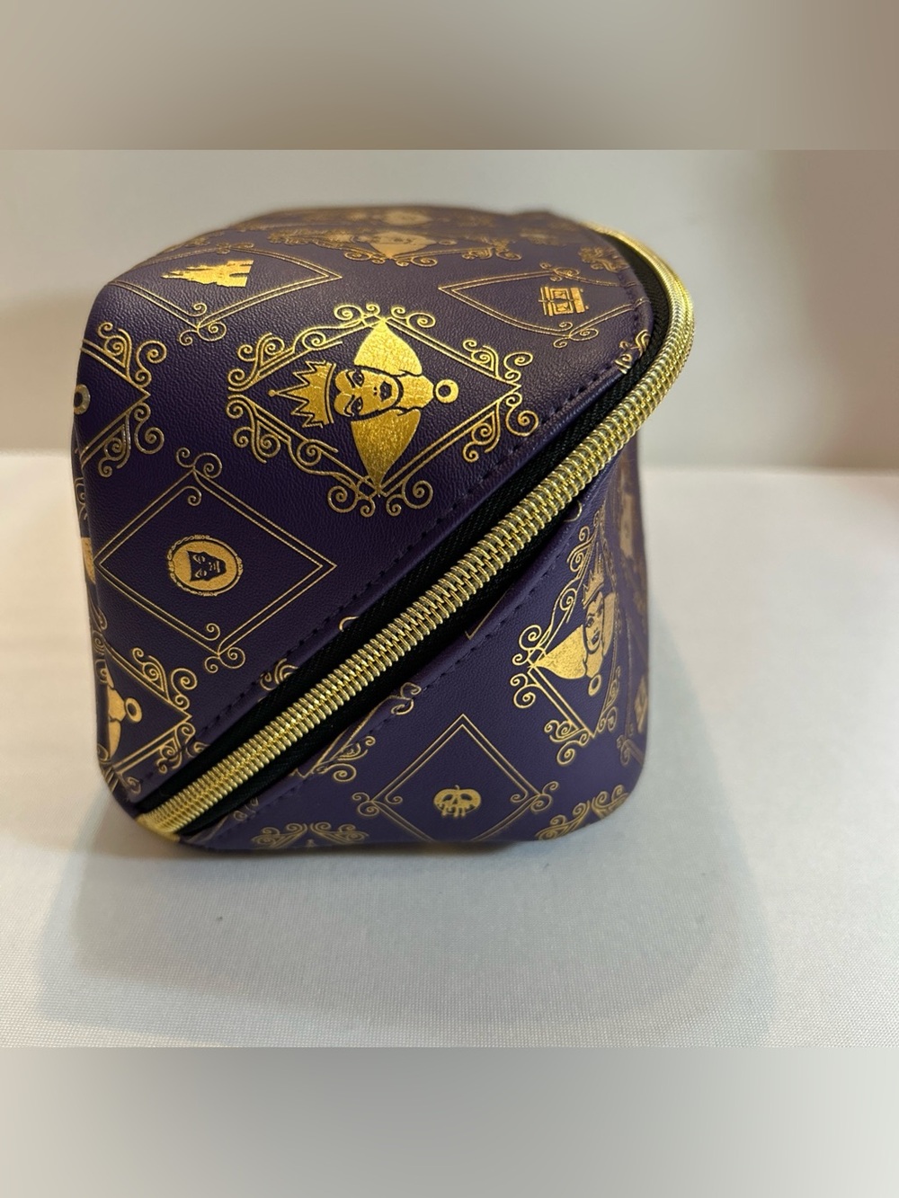 Disney Purple Cosmetic Bag with Gold Evil Queen Motif Bath & Body Works NWT - Picture 4 of 8